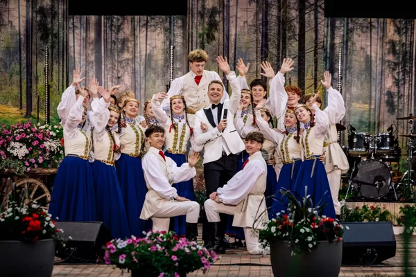 Jānis Moisejs kopā ar TDK "Dzintariņš" Latvijas Sirdsdziesmas finālā