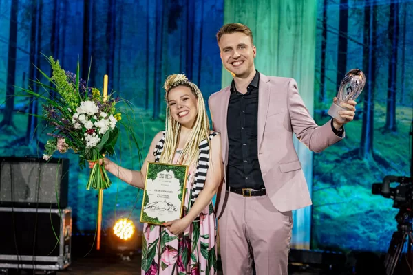 Jānis Moisejs un Ieva Sutugova iegūstot 1. vietu Latvijas sirdsdziesmas aptaujā