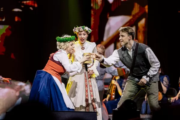 Jānis Moisejs uzstājoties Arēnā RĪga par godu R. Paula 90. gadu jubilejai
